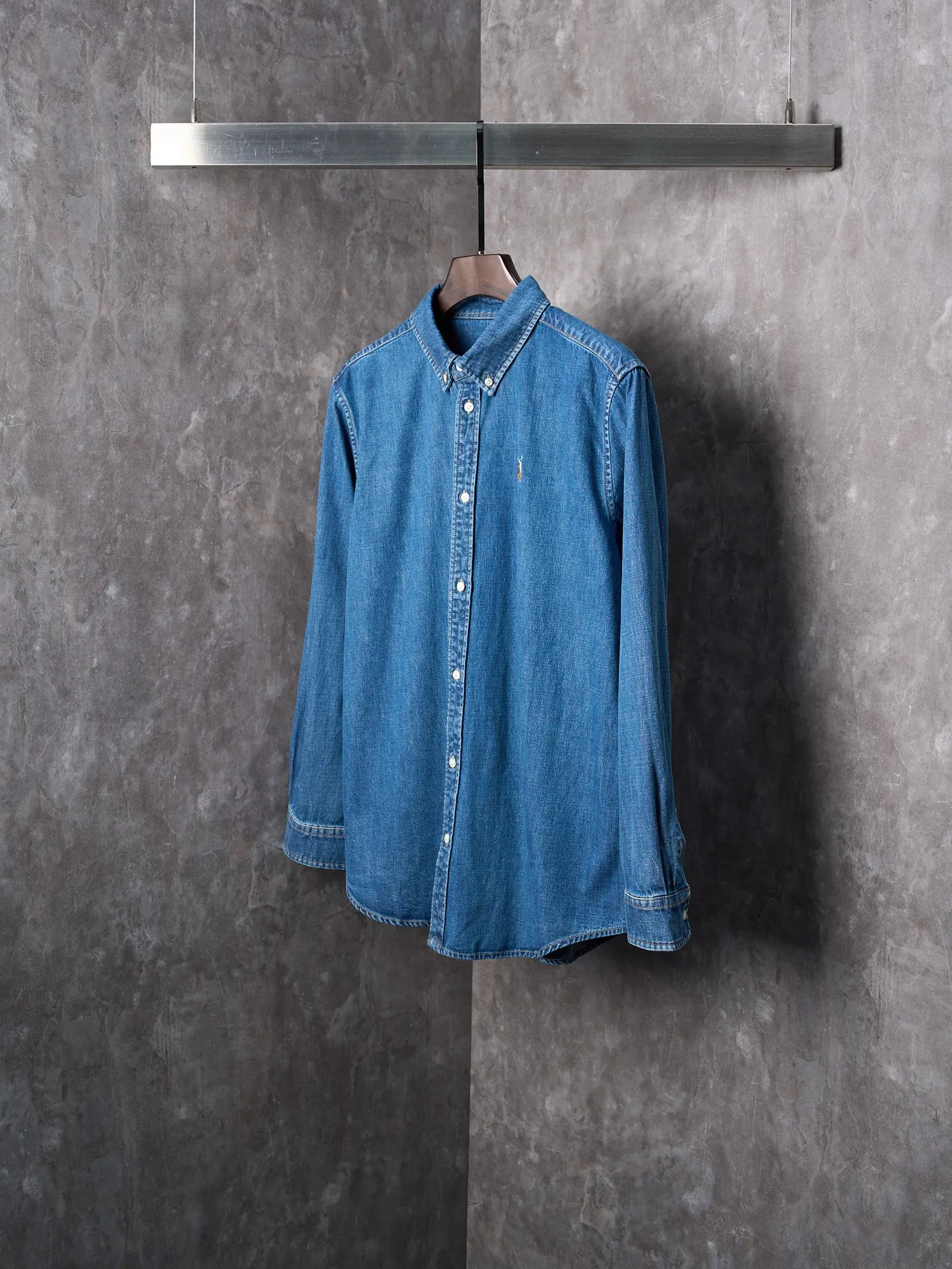 P440 Actual auction] Ralph Lauren/Ralph Lauren colorful pony logo embroidered denim shirt [Ready stock] S M L XL custom-made thick-weave twill ring yarn denim, soft and silky, comfortable and skin-friendly, matte indigo, a denim poem dyed with time. The exquisite colorful pony logo on the left chest jumps into indigo, fully recognizable, with a breath of freedom and vitality, a pure and smart color symphony The deconstructed poetics of the pointed collar and placket creates a lazy French atmosphere. Even walking has a designed sense of calmness. It uses imported machine embroidery technology and uses advanced computer control systems and precision mechanical components to realize colorful pony embroidery operations with high precision and smooth and delicate lines. It uses multiple horses to rub sand and uses high-pressure spray guns to rub in specific parts to achieve a local gradient effect. Then, it uses frosting technology to create a unique texture pattern. The workmanship is extremely complex and time-consuming. Using washing and frying process, the special desizing agent is given priority, and then the fabric is soaked in it to evenly receive the sizing. After desizing, it is finally rinsed. The workmanship is extremely complicated, the loss is high, and the fit is suitable.